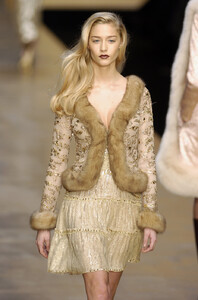 Blumarine-FW2004-Beatrice-Borromeo-11.jpg