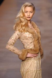 Blumarine-FW2004-Beatrice-Borromeo-14.jpg