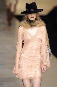 Blumarine-FW2004-Caroline-Trentini-02.jpg