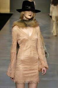 Blumarine-FW2004-Caroline-Trentini-03.jpg
