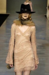 Blumarine-FW2004-Caroline-Trentini-04.jpg