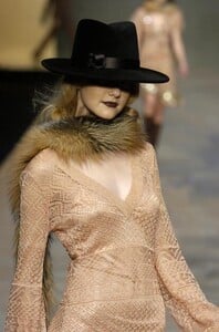 Blumarine-FW2004-Caroline-Trentini-05.jpg