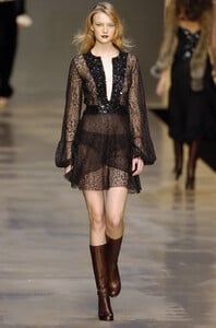 Blumarine-FW2004-Caroline-Trentini-07.jpg