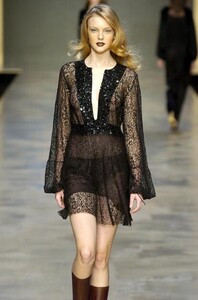 Blumarine-FW2004-Caroline-Trentini-09.jpg