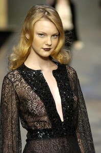 Blumarine-FW2004-Caroline-Trentini-11.jpg