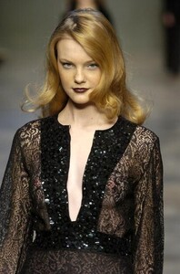 Blumarine-FW2004-Caroline-Trentini-12.jpg