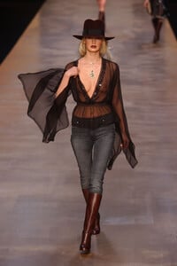 Blumarine-FW2004-Dewi-04.jpg