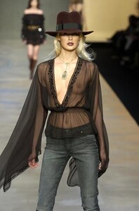 Blumarine-FW2004-Dewi-08.jpg