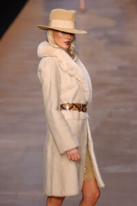 Blumarine-FW2004-Dewi-13.jpg