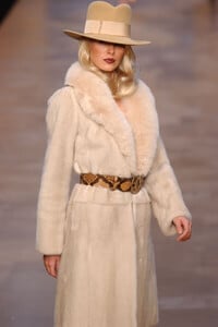 Blumarine-FW2004-Dewi-14.jpg