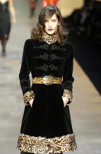 Blumarine-FW2004-Diana-Dondoe-03.jpg