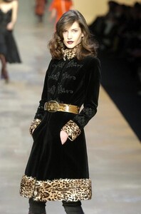 Blumarine-FW2004-Diana-Dondoe-04.jpg