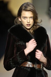 Blumarine-FW2004-Elise-Crombez-16.jpg