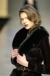 Blumarine-FW2004-Elise-Crombez-17.jpg