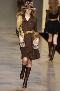 Blumarine-FW2004-Eugenia-Volodina-05.jpg