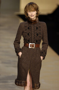 Blumarine-FW2004-Eva-Herzigova-03.jpg