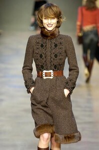 Blumarine-FW2004-Eva-Herzigova-04.jpg