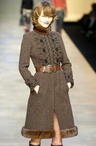 Blumarine-FW2004-Eva-Herzigova-05.jpg