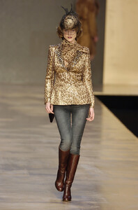 Blumarine-FW2004-Eva-Herzigova-09.jpg