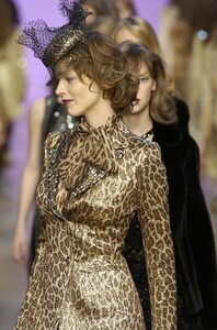 Blumarine-FW2004-Eva-Herzigova-14.jpg