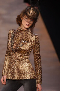 Blumarine-FW2004-Eva-Herzigova-15.jpg