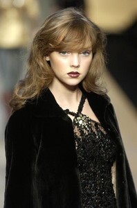 Blumarine-FW2004-Heather-Marks-13.jpg