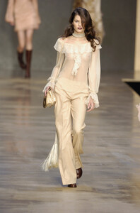 Blumarine-FW2004-Isabeli-Fontana-01.jpg