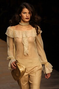 Blumarine-FW2004-Isabeli-Fontana-04.jpg