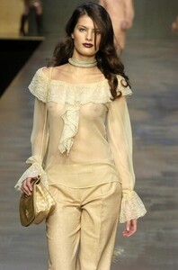 Blumarine-FW2004-Isabeli-Fontana-05.jpg