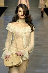 Blumarine-FW2004-Isabeli-Fontana-06.jpg
