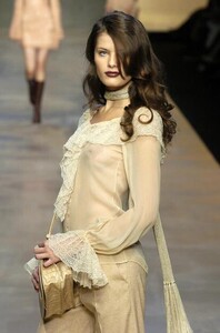 Blumarine-FW2004-Isabeli-Fontana-07.jpg