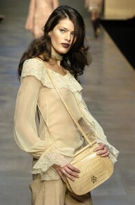 Blumarine-FW2004-Isabeli-Fontana-08.jpg