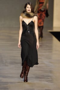 Blumarine-FW2004-Isabeli-Fontana-09.jpg
