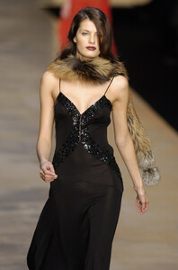 Blumarine-FW2004-Isabeli-Fontana-11.jpg