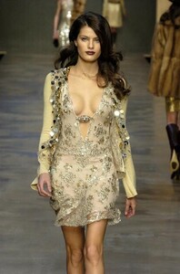 Blumarine-FW2004-Isabeli-Fontana-19.jpg