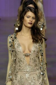 Blumarine-FW2004-Isabeli-Fontana-21.jpg