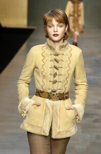 Blumarine-FW2004-Jessica-Stam-03.jpg