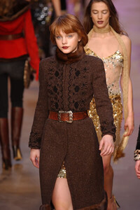 Blumarine-FW2004-Jessica-Stam-07.jpg