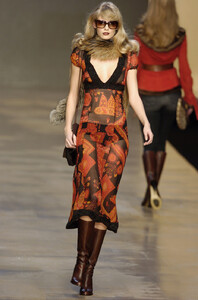 Blumarine-FW2004-Julia-Stegner-07.jpg