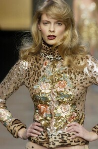 Blumarine-FW2004-Julia-Stegner-14.jpg