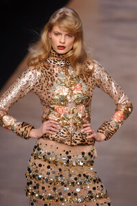 Blumarine-FW2004-Julia-Stegner-17.jpg