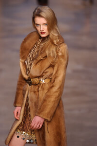 Blumarine-FW2004-Lily-Donaldson-07.jpg