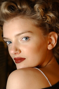 Blumarine-FW2004-Lily-Donaldson-15.jpg