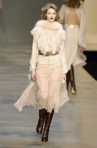 Blumarine-FW2004-Linda-Vojtova-01.jpg