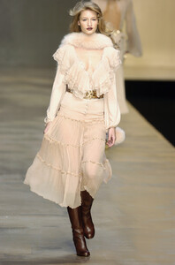 Blumarine-FW2004-Linda-Vojtova-02.jpg