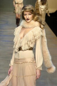 Blumarine-FW2004-Linda-Vojtova-04.jpg