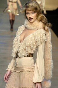 Blumarine-FW2004-Linda-Vojtova-05.jpg