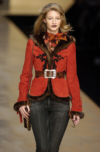 Blumarine-FW2004-Linda-Vojtova-08.jpg