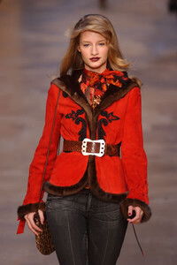 Blumarine-FW2004-Linda-Vojtova-09.jpg