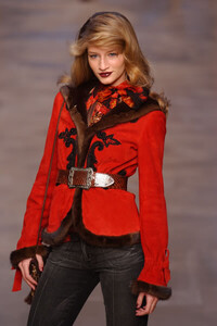 Blumarine-FW2004-Linda-Vojtova-10.jpg